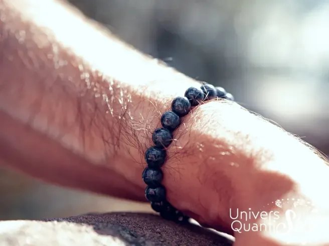 pierre précieuse saphir bleu bracelet boule 8mm sur un poignet d'homme