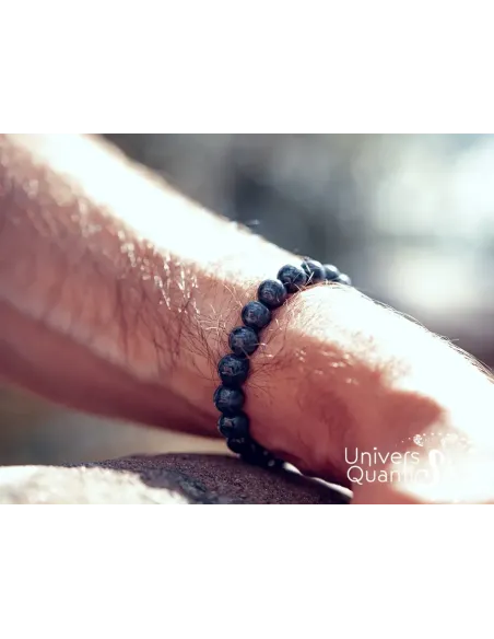 pierre précieuse saphir bleu bracelet boule 8mm sur un poignet d'homme