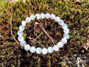 sélénite bracelet en pierre naturelle blanche au reflet nacré 08mm posé sur l'herbe