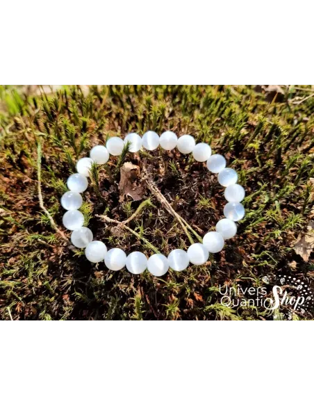 sélénite bracelet en pierre naturelle blanche au reflet nacré 08mm posé sur l'herbe