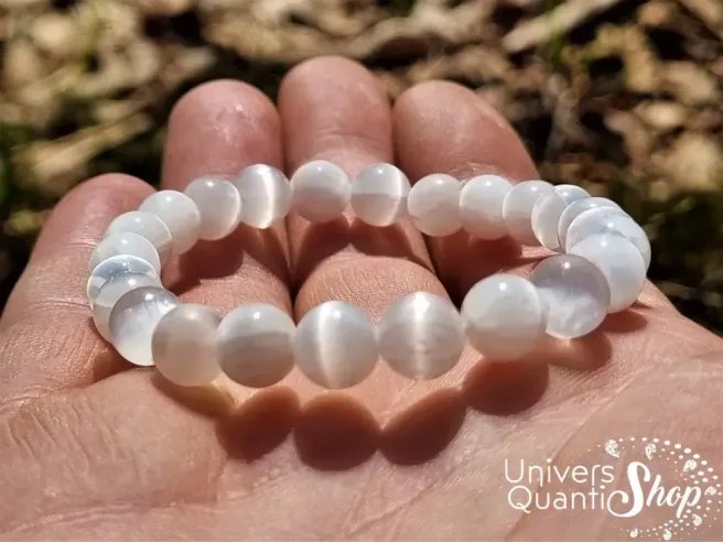 bracelet en sélénite de qualité extra AA zoomé sur une main