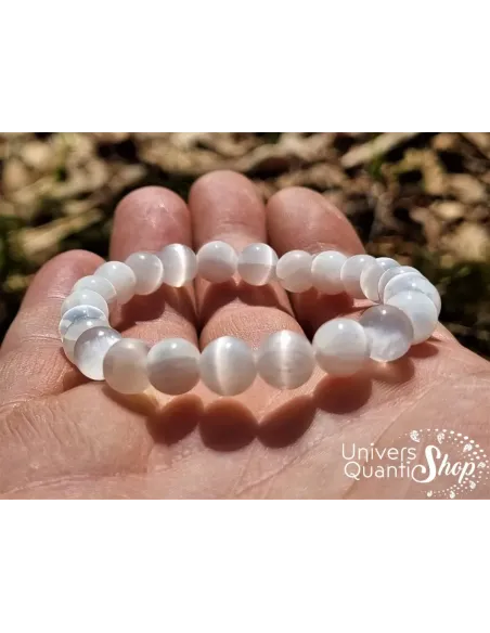 bracelet en sélénite de qualité extra AA zoomé sur une main