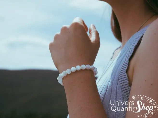 sélénite pierre des anges bracelet fait sur mesure porté sur un poignet de femme