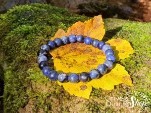 sodalite bracelet en pierre naturelle 8mm qualité A sur une feuille jaune