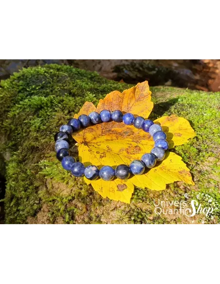 sodalite bracelet en pierre naturelle 8mm qualité A sur une feuille jaune sodalite bracelet en pierre naturelle 8mm qualité A sur une feuille jaune