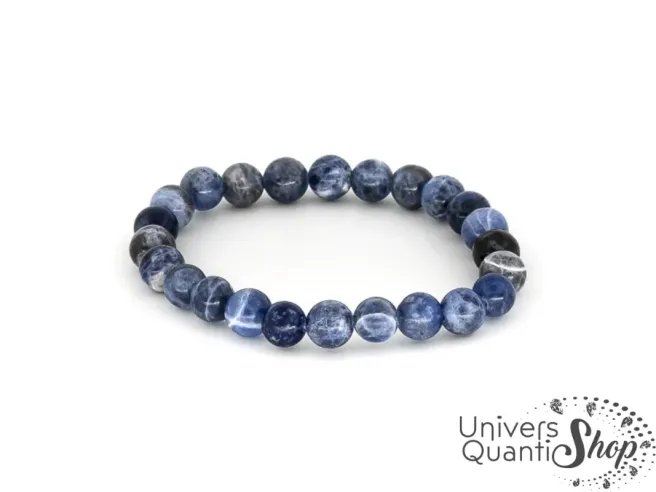 sodalite bleue vertus, bracelet sodalite pierre fine lithothérapie 8mm sur fond blanc