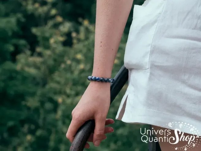 sodalite propriétés, bracelet sodalite 8mm fait sur mesure porté sur un poignet de femme