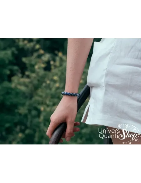 sodalite propriétés, bracelet sodalite 8mm fait sur mesure porté sur un poignet de femme sodalite propriétés, bracelet sodalite 8mm fait sur mesure porté sur un poignet de femme