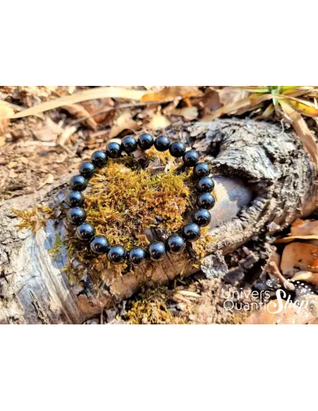 spinelle noire bracelet pierre naturelle 8mm qualité A sur une branche d'arbre dans la forêt