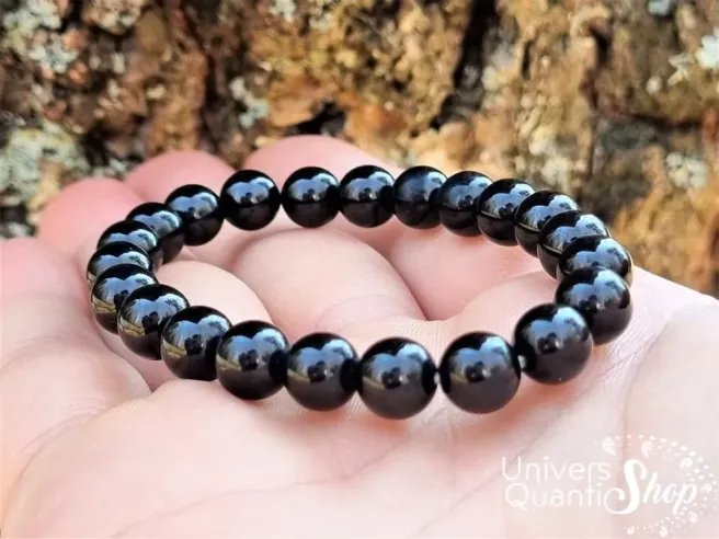 bracelet en spinelle noir de qualité A boule de 8mm zoomé sur la main