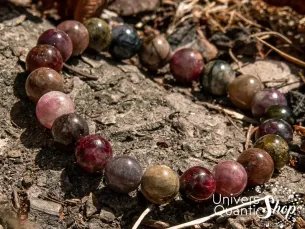 tourmaline multicolore bracelet pierre naturelle 8mm posé sur la terre
