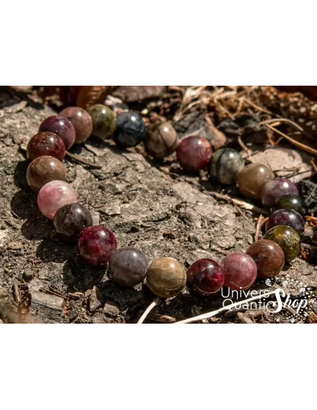 tourmaline multicolore bracelet pierre naturelle 8mm posé sur la terre tourmaline multicolore bracelet pierre naturelle 8mm posé sur la terre