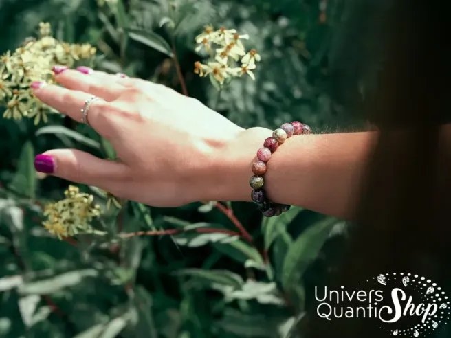 tourmaline multicolore signification, pierre porte bonheur bracelet porté sur un poignet de femme