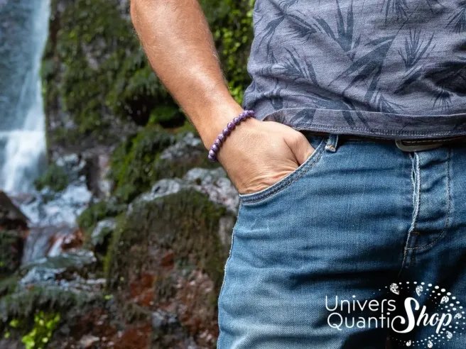 charoite vertus bracelet pierre violette porté sur un poignet d'homme