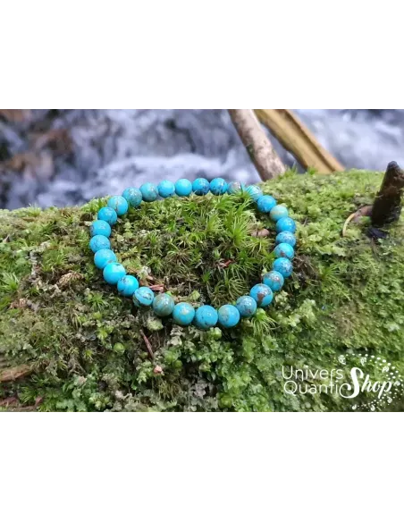 turquoise couleur bleue bracelet 6mm sur de la mousse en forêt