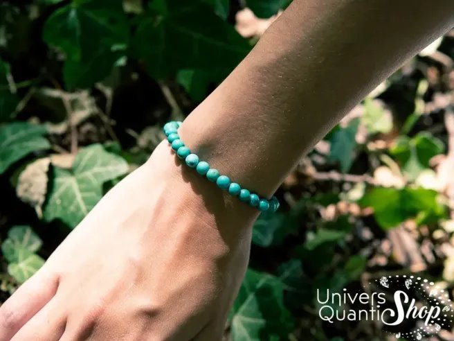 turquoise arizona vertus, bracelet en pierre turquoise 6mm porté sur un poignet de femme