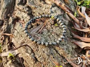 bracelet tourmaline oeil de chat 06mm sur un arbre dans la nature