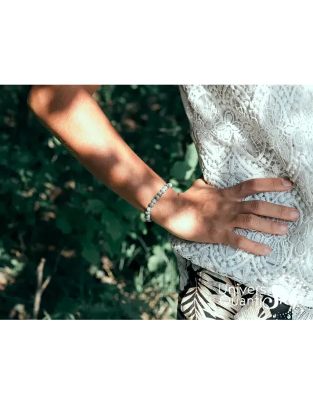 pierre oeil de chat signification bracelet en pierre naturelle 06mm porté sur un poignet femme