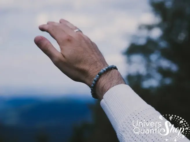 tourmaline oeil de chat lithothérapie, pierre de protection bracelet 06mm porté sur un poignet d'homme