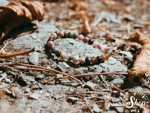 tourmaline multicolore bracelet lithothérapie 06mm sur un rocher