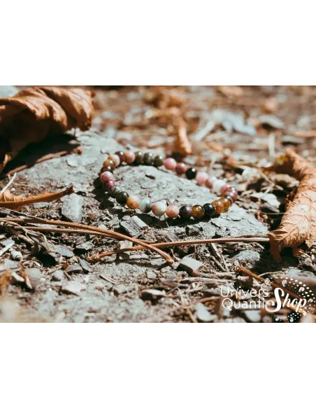 tourmaline multicolore bracelet lithothérapie 06mm sur un rocher tourmaline multicolore bracelet lithothérapie 06mm sur un rocher