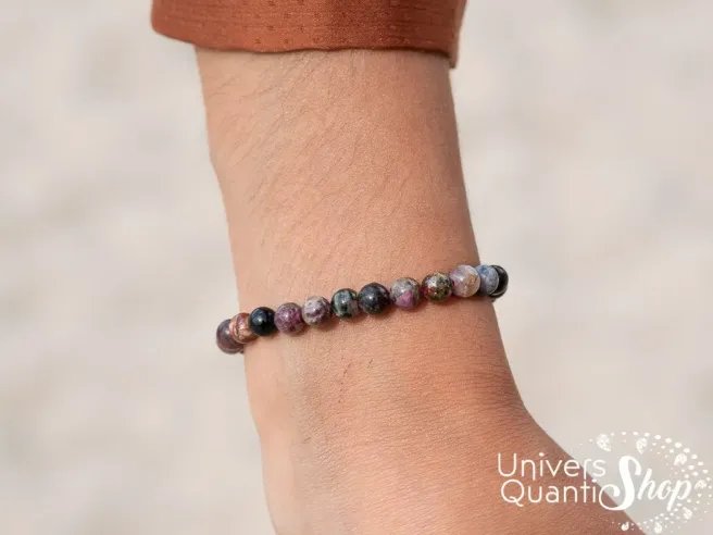 bracelet tourmaline multicolore porté au poignet femme 6mm, pierre contre les ondes nocives