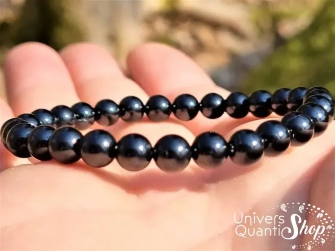 bracelet en spinelle noir de qualité A boule de 6mm sur une main