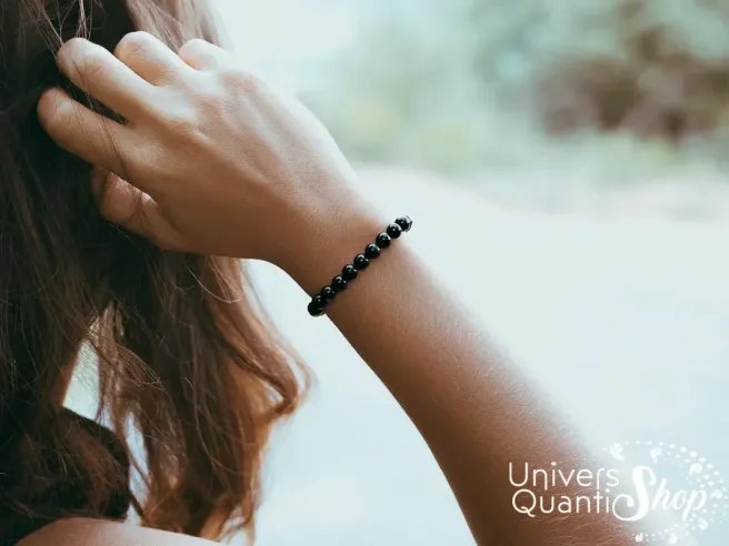 spinelle noire bracelet, pierre noire de protection 6mm porté sur un poignet de femme