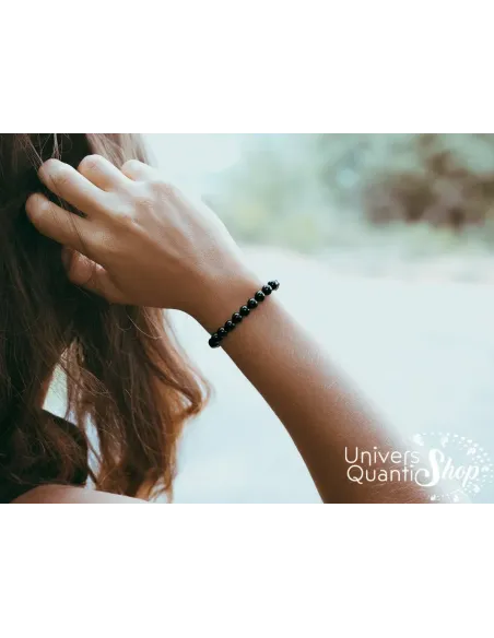 spinelle noire bracelet, pierre noire de protection 6mm porté sur un poignet de femme