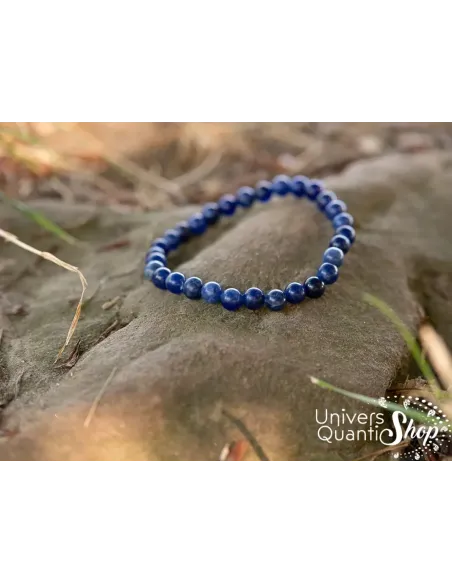 sodalite bracelet pierre fine bleue 06mm sur une racine d'arbre sodalite bracelet pierre fine bleue 06mm sur une racine d'arbre