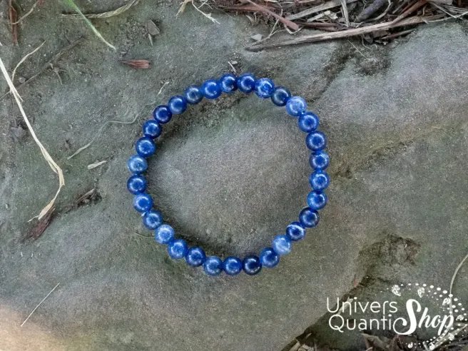 pierre sodalite, pierre bleue pour la maitrise des émotions posé sur une roche