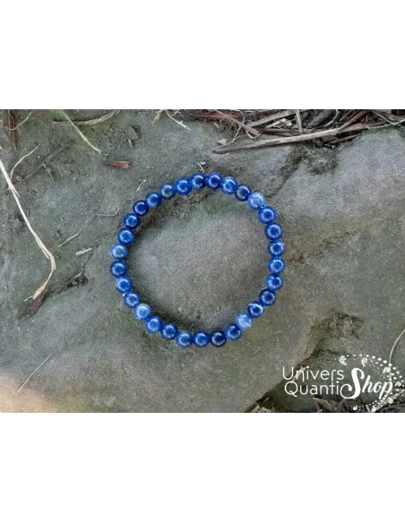 pierre sodalite, pierre bleue pour la maitrise des émotions posé sur une roche pierre sodalite, pierre bleue pour la maitrise des émotions posé sur une roche