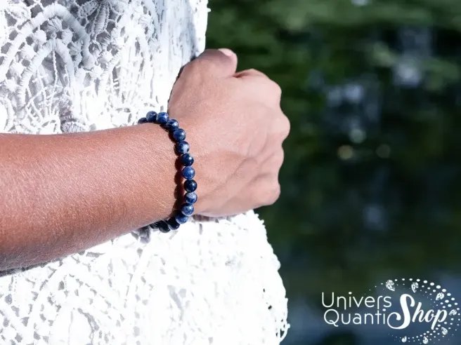 pierre sodalite bracelet 6mm porté sur un poignet de femme