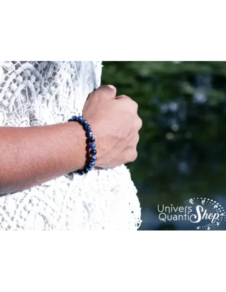 pierre sodalite bracelet 6mm porté sur un poignet de femme pierre sodalite bracelet 6mm porté sur un poignet de femme