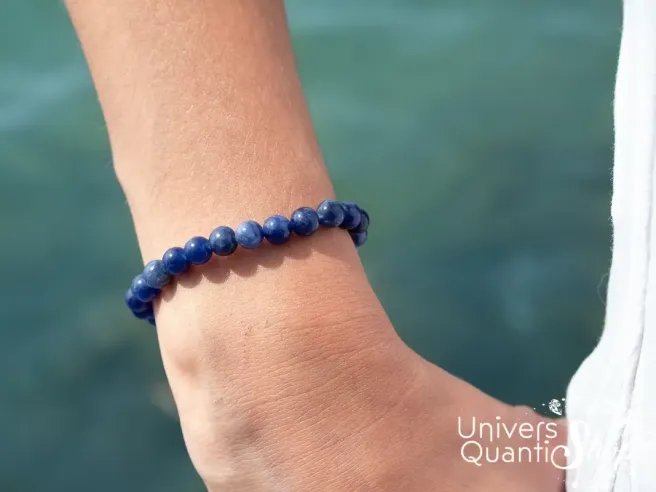 sodalite bracelet fait sur mesure porté sur un poignet de femme