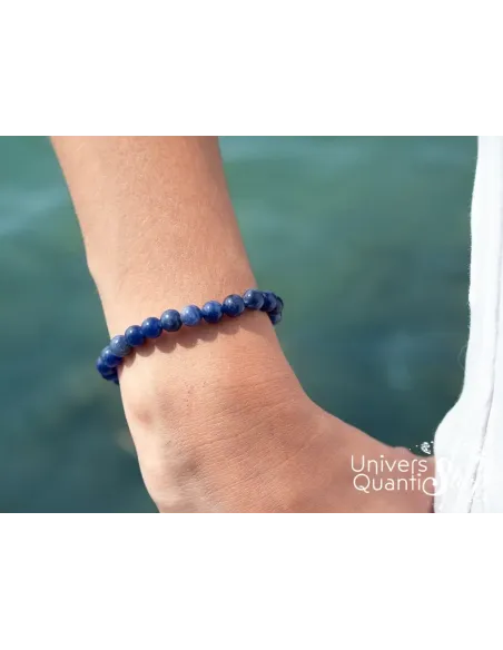 sodalite bracelet fait sur mesure porté sur un poignet de femme sodalite bracelet fait sur mesure porté sur un poignet de femme
