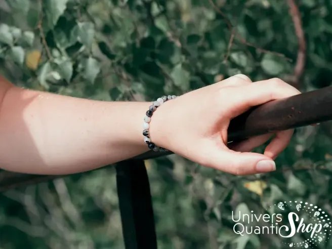 cristal de roche avec inclusion de tourmaline - pierre cristal de roche tourmaline - bracelet lithothérapie