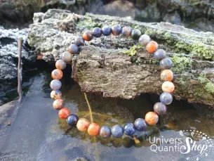 sodalite chakra du troisième oeil, bracelet de sodalite 6mm posé sur l'eau et sur un morceau de bois