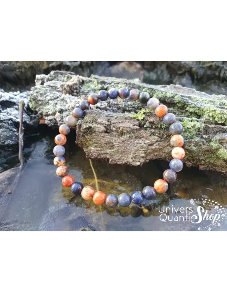 sodalite chakra du troisième oeil, bracelet de sodalite 6mm posé sur l'eau et sur un morceau de bois sodalite chakra du troisième oeil, bracelet de sodalite 6mm posé sur l'eau et sur un morceau de bois