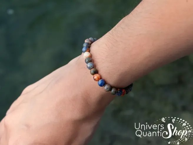 sodalite pierre bleue naturelle, bracelet fait sur mesure 6mm porté sur un poignet de femme