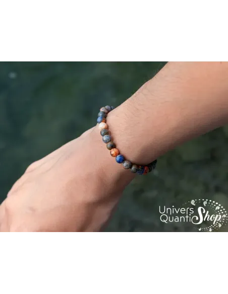 sodalite pierre bleue naturelle, bracelet fait sur mesure 6mm porté sur un poignet de femme sodalite pierre bleue naturelle, bracelet fait sur mesure 6mm porté sur un poignet de femme