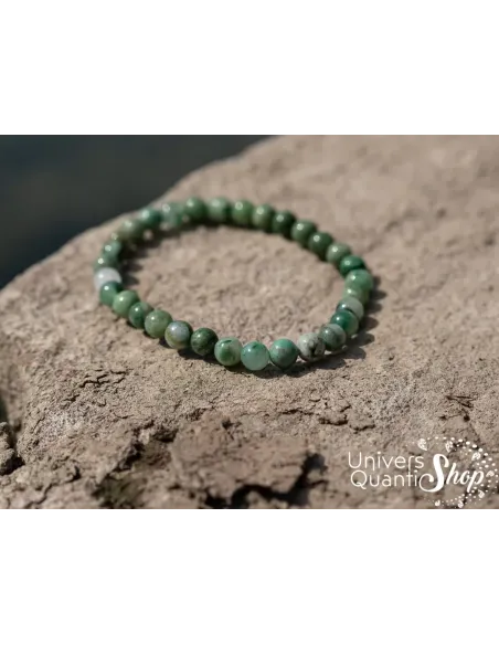 diopside dioptase - pierre verte encourage à vivre avec le présent - chakra du coeur