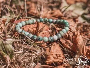 serpentine bracelet pierre naturelle verte 6mm sur des feuilles en automne