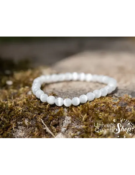 vertus sélénite blanche bracelet 6mm sur un rocher en nature vertus sélénite blanche bracelet 6mm sur un rocher en nature