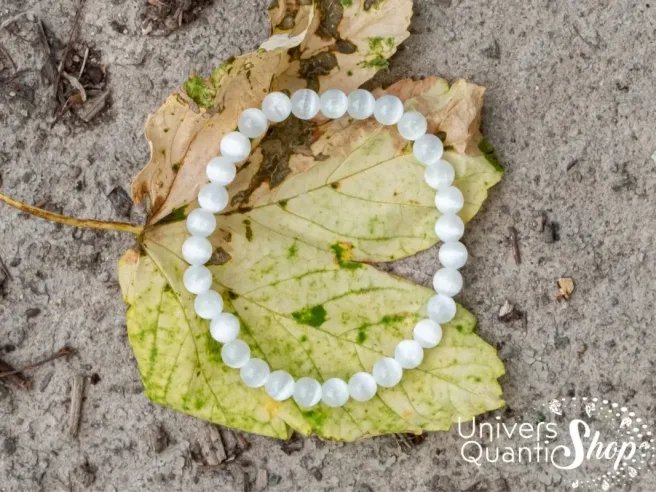 bracelet en sélénite, pierre blanche lithothérapie, sélénite 6mm posé sur une feuille