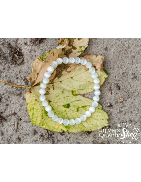 bracelet en sélénite, pierre blanche lithothérapie, sélénite 6mm posé sur une feuille bracelet en sélénite, pierre blanche lithothérapie, sélénite 6mm posé sur une feuille