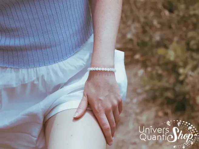 sélénite pierre des anges bracelet 6mm porté sur un poignet de femme