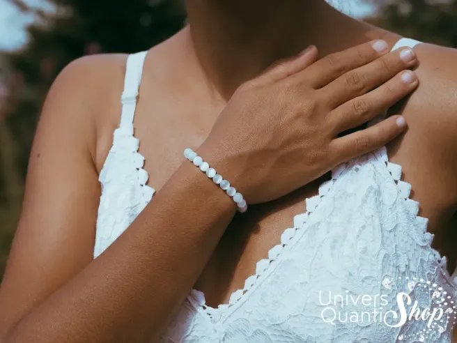 sélénite bracelet pierre blanche aux reflets nacrés 6mm porté au poignet d'une femme