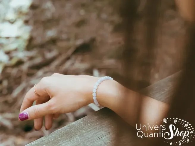 quartz rose bienfaits, pierre rose de l'amour bracelet 6mm porté sur un poignet de femme