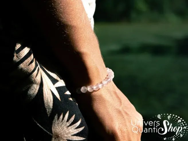 bracelet en pierre quartz rose pour l'amour à porter sur un poignet